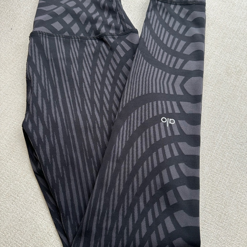 ALO Yoga Charcoal Geometric Leggings